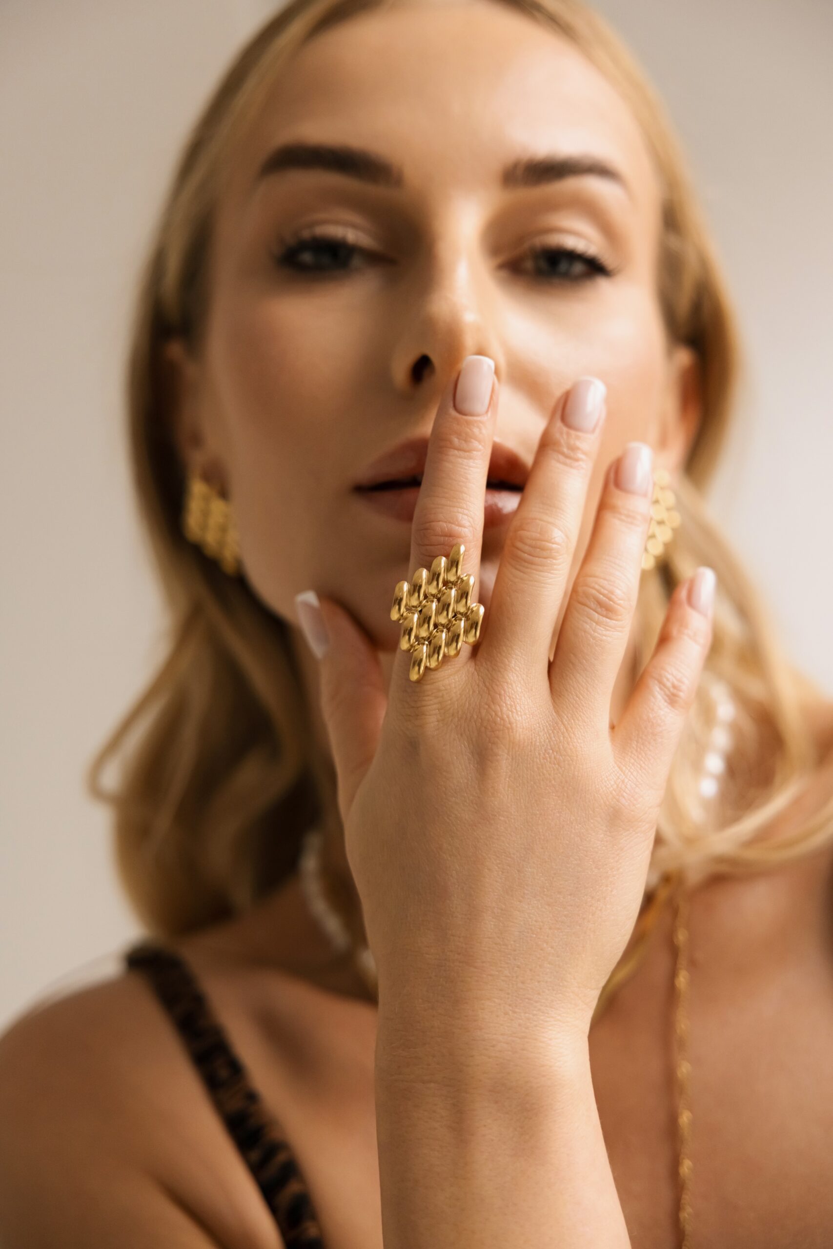 Pierścionek regulowany Lumina – stal szlachetna pozłacana