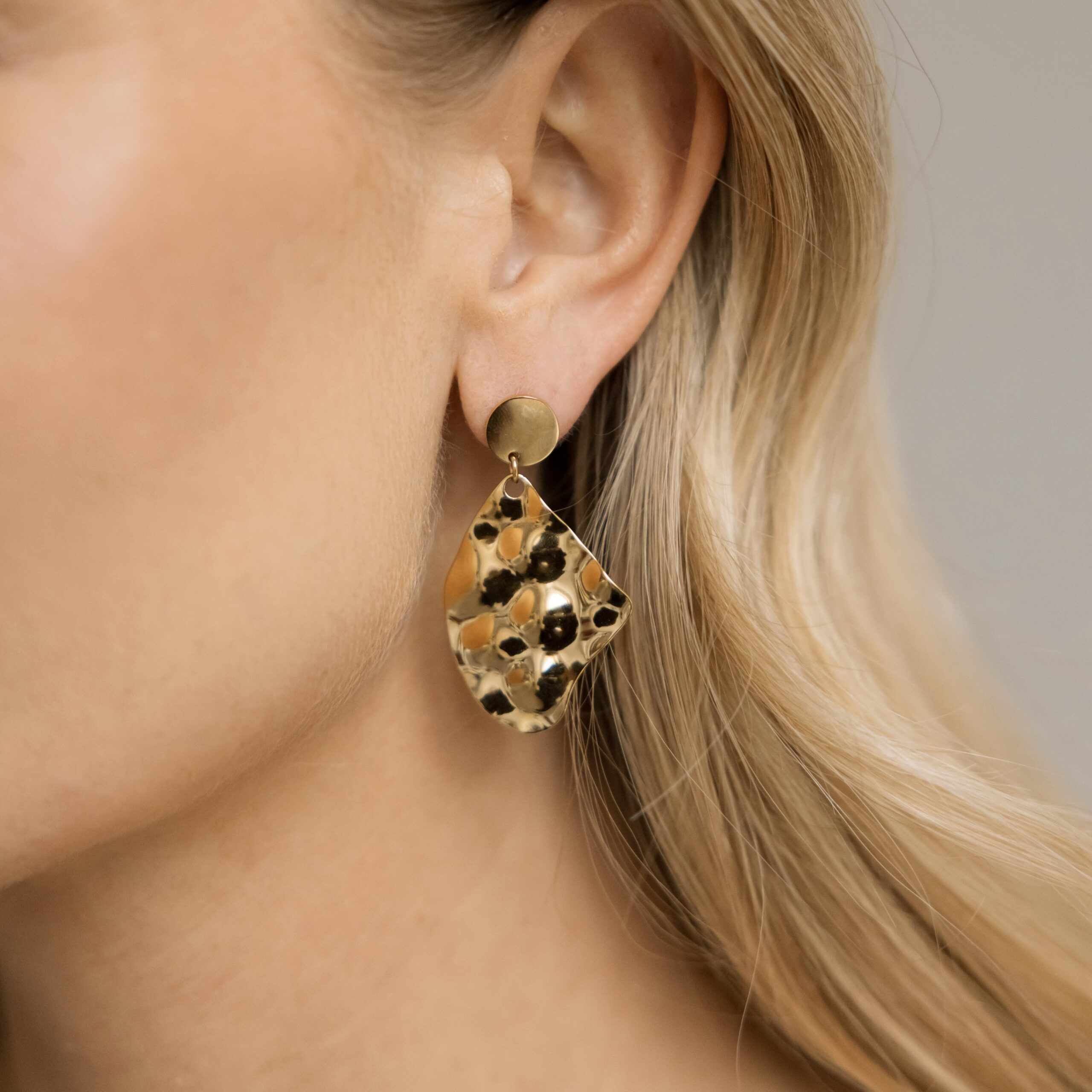 Kolczyki gniecione Solis – stal szlachetna pozłacana