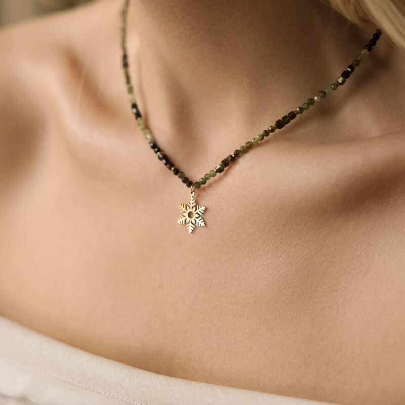 Naszyjnik typu choker Winter forest z zawieszką śnieżynki - Obsydian złocisty, Turmalin zielony