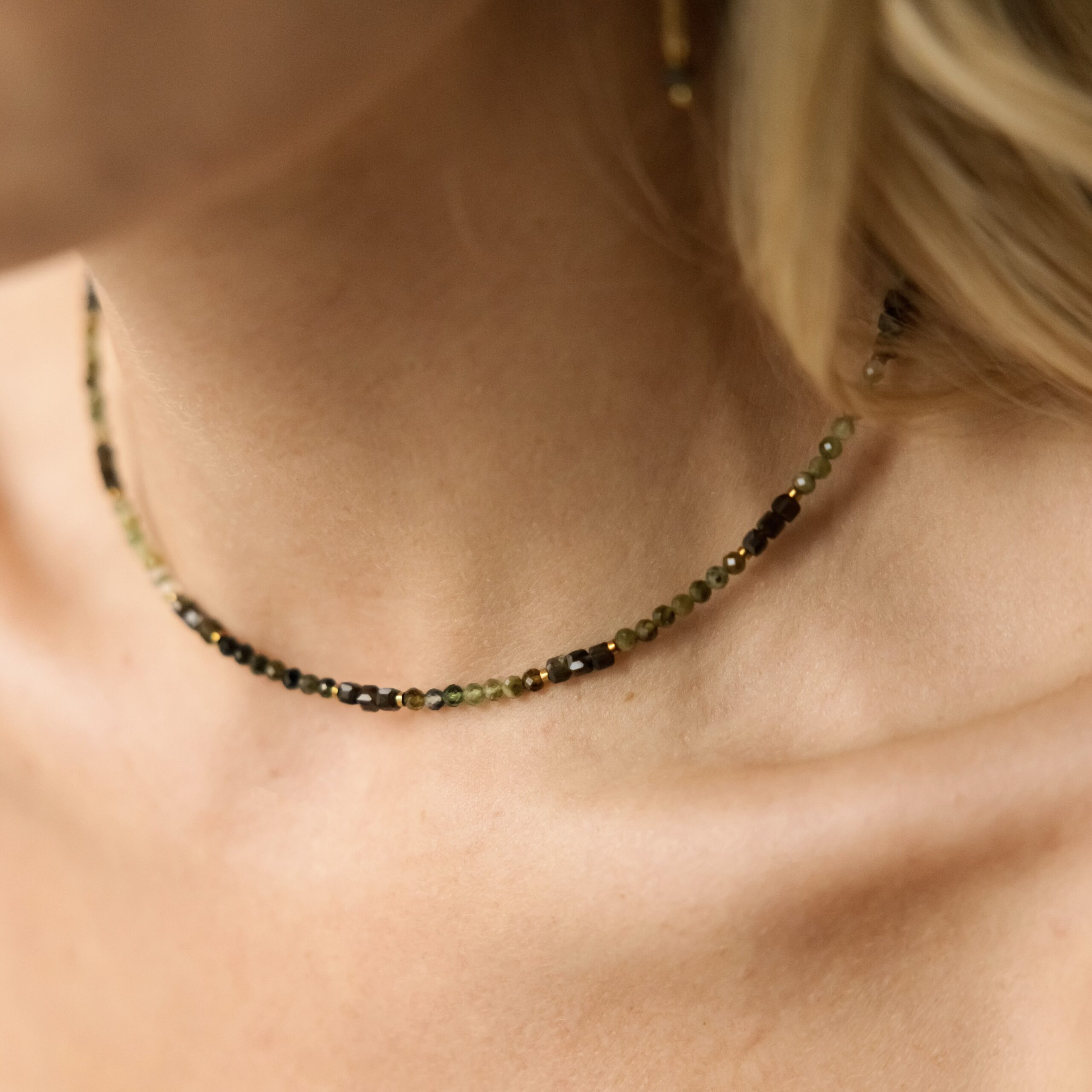 Naszyjnik typu choker Winter forest – Obsydian złocisty, Turmalin zielony