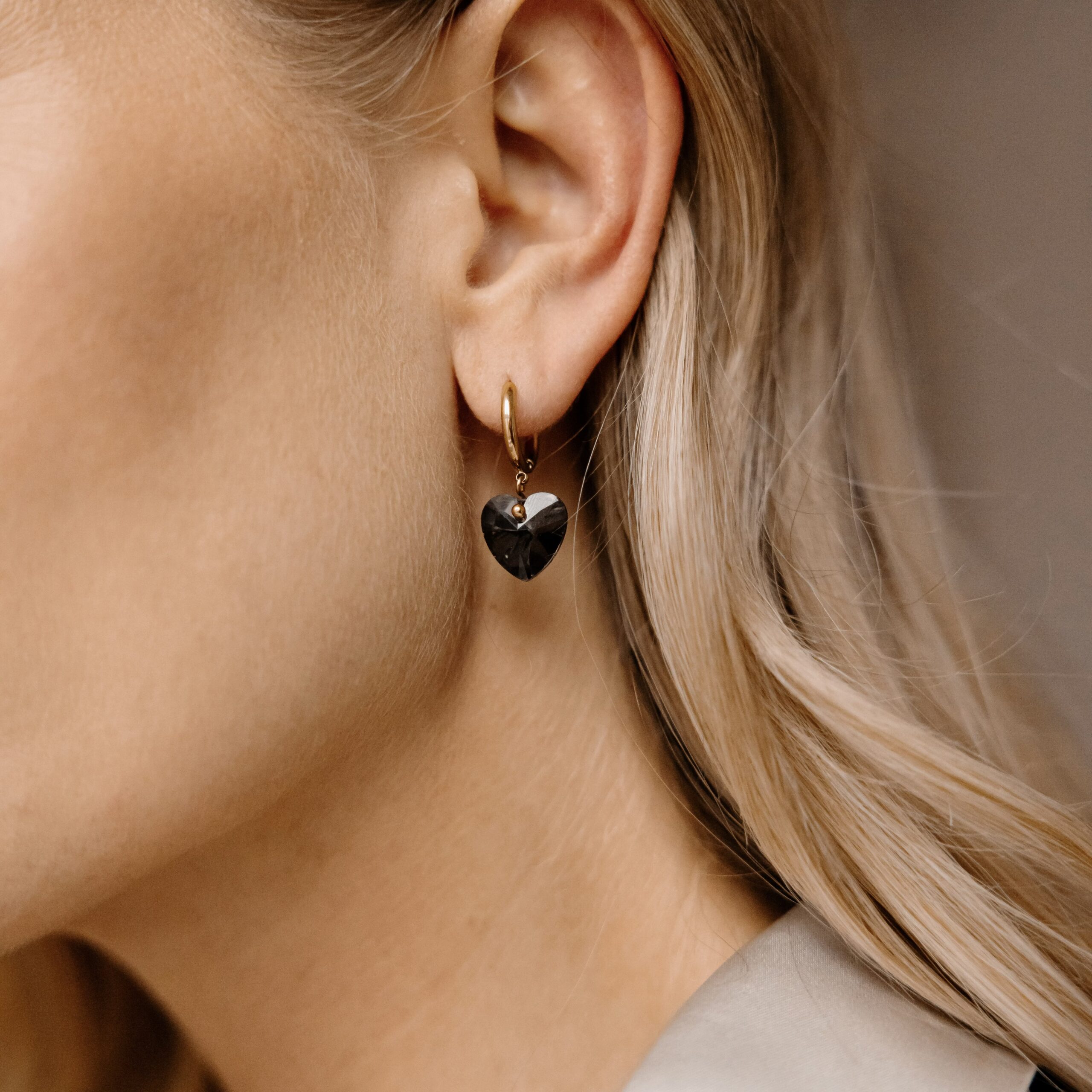 Kolczyki z sercami z cyrkonii – Silent night – stal szlachetna, pozłacana