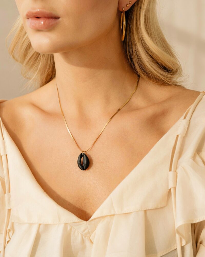 Naszyjnik typu żmijka "Tiny silk Black shell"